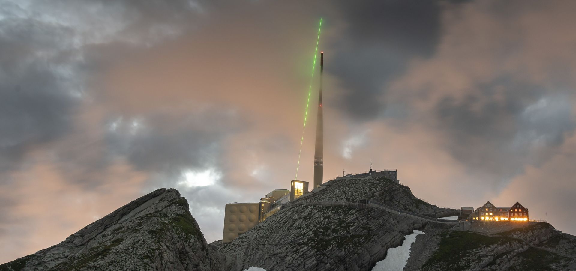 Grüner Laser auf Bergspitze